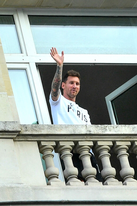 Lionel Messi, sa femme Antonella Roccuzzo et leurs enfants Thiago et Mateo saluent les nombreux fans du PSG sur la terrasse de leur balcon à l'hôtel Royal Monceau à Parisle 10 août 2021. Lionel Messi est officiellement un joueur du PSG. © Pierre Perusseau/Bestimage