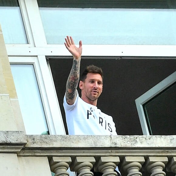 Lionel Messi, sa femme Antonella Roccuzzo et leurs enfants Thiago et Mateo saluent les nombreux fans du PSG sur la terrasse de leur balcon à l'hôtel Royal Monceau à Parisle 10 août 2021. Lionel Messi est officiellement un joueur du PSG. © Pierre Perusseau/Bestimage