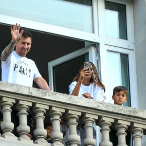 Lionel Messi, sa femme Antonella Roccuzzo et leurs enfants Thiago et Mateo saluent les nombreux fans du PSG sur la terrasse de leur balcon à l'hôtel Royal Monceau à Parisle 10 août 2021. Lionel Messi est officiellement un joueur du PSG. © Pierre Perusseau/Bestimage