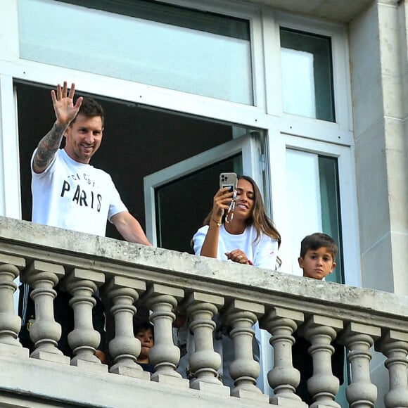 Lionel Messi, sa femme Antonella Roccuzzo et leurs enfants Thiago et Mateo saluent les nombreux fans du PSG sur la terrasse de leur balcon à l'hôtel Royal Monceau à Parisle 10 août 2021. Lionel Messi est officiellement un joueur du PSG. © Pierre Perusseau/Bestimage