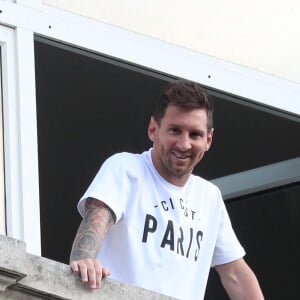 Lionel Messi, sa femme Antonella Roccuzzo et leurs enfants Thiago et Mateo saluent les nombreux fans du PSG sur la terrasse de leur balcon à l'hôtel Royal Monceau à Parisle 10 août 2021. Lionel Messi est officiellement un joueur du PSG. © Tiziano da Silva / Bestimage