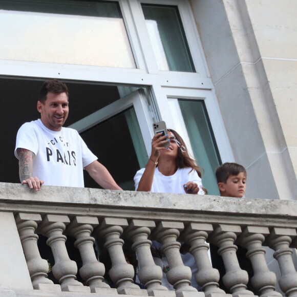 Lionel Messi, sa femme Antonella Roccuzzo et leurs enfants Thiago et Mateo saluent les nombreux fans du PSG sur la terrasse de leur balcon à l'hôtel Royal Monceau à Parisle 10 août 2021. Lionel Messi est officiellement un joueur du PSG. © Tiziano da Silva / Bestimage