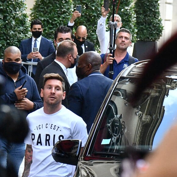 Lionel Messi, nouvelle recrue du PSG ( Paris Saint-Germain) , il porte un t-shit "Ici c'est Paris" à son arrivée au Royal Monceau après avoir été passé sa visite médicale et fait un saut au Parc des princes, le 10 Août 2021. © Pierre Perusseau / Bestimage