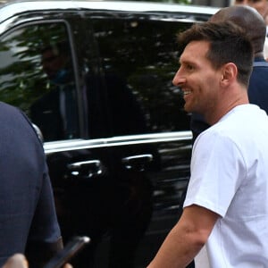 Lionel Messi, nouvelle recrue du PSG ( Paris Saint-Germain) , il porte un t-shit "Ici c'est Paris" à son arrivée au Royal Monceau après avoir été passé sa visite médicale et fait un saut au Parc des princes, le 10 Août 2021. © Pierre Perusseau / Bestimage