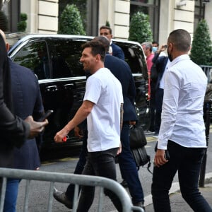 Lionel Messi, nouvelle recrue du PSG ( Paris Saint-Germain) , il porte un t-shit "Ici c'est Paris" à son arrivée au Royal Monceau après avoir été passé sa visite médicale et fait un saut au Parc des princes, le 10 Août 2021. © Pierre Perusseau / Bestimage