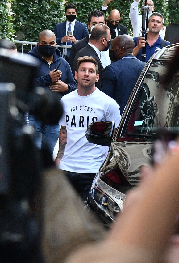 Lionel Messi, nouvelle recrue du PSG ( Paris Saint-Germain) , il porte un t-shit "Ici c'est Paris" à son arrivée au Royal Monceau après avoir été passé sa visite médicale et fait un saut au Parc des princes, le 10 Août 2021. © Pierre Perusseau / Bestimage