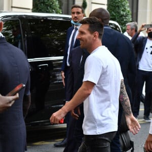 Lionel Messi, nouvelle recrue du PSG ( Paris Saint-Germain) , il porte un t-shit "Ici c'est Paris" à son arrivée au Royal Monceau après avoir été passé sa visite médicale et fait un saut au Parc des princes, le 10 Août 2021. © Pierre Perusseau / Bestimage