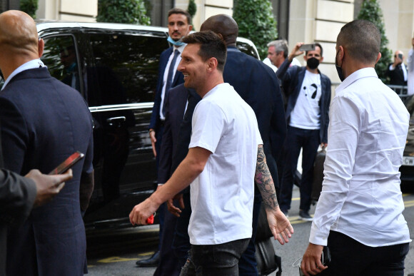 Lionel Messi, nouvelle recrue du PSG ( Paris Saint-Germain) , il porte un t-shit "Ici c'est Paris" à son arrivée au Royal Monceau après avoir été passé sa visite médicale et fait un saut au Parc des princes, le 10 Août 2021. © Pierre Perusseau / Bestimage
