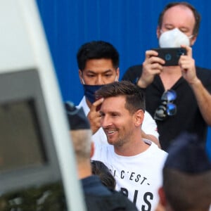 Le joueur argentin Lionel Messi (avec le t-shirt Ici c'est Paris) arrive au Parc des Princes à Paris, France, le 10 août 2021. Le sextuple Ballon d'Or, en partance du FC Barcelone, a trouvé un accord avec le Paris Saint-Germain. Il a passé la visite médicale et arrive pour signer son contrat de deux ans (plus un an en option). © Tiziano Da Silva/Bestimage