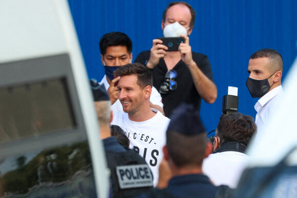 Le joueur argentin Lionel Messi (avec le t-shirt Ici c'est Paris) arrive au Parc des Princes à Paris, France, le 10 août 2021. Le sextuple Ballon d'Or, en partance du FC Barcelone, a trouvé un accord avec le Paris Saint-Germain. Il a passé la visite médicale et arrive pour signer son contrat de deux ans (plus un an en option). © Tiziano Da Silva/Bestimage