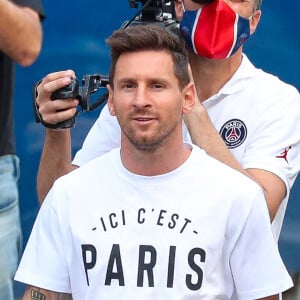 Le joueur argentin Lionel Messi (avec le t-shirt Ici c'est Paris) arrive au Parc des Princes à Paris, France. Le sextuple Ballon d'Or, en partance du FC Barcelone, a trouvé un accord avec le Paris Saint-Germain. Il a passé la visite médicale et arrive pour signer son contrat de deux ans (plus un an en option). © Tiziano Da Silva/Bestimage