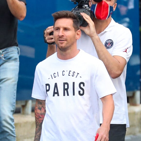 Le joueur argentin Lionel Messi (avec le t-shirt Ici c'est Paris) arrive au Parc des Princes à Paris, France, le 10 août 2021. Le sextuple Ballon d'Or, en partance du FC Barcelone, a trouvé un accord avec le Paris Saint-Germain. Il a passé la visite médicale et arrive pour signer son contrat de deux ans (plus un an en option). © Tiziano Da Silva/Bestimage