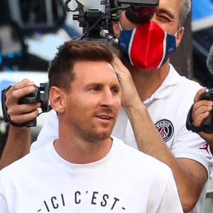 Le joueur argentin Lionel Messi (avec le t-shirt Ici c'est Paris) arrive au Parc des Princes à Paris, France, le 10 août 2021. Le sextuple Ballon d'Or, en partance du FC Barcelone, a trouvé un accord avec le Paris Saint-Germain. Il a passé la visite médicale et arrive pour signer son contrat de deux ans (plus un an en option). © Tiziano Da Silva/Bestimage