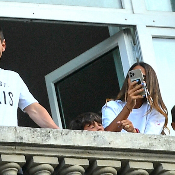 Lionel Messi, sa femme Antonella Roccuzzo et leurs enfants Thiago et Mateo saluent les nombreux fans du PSG sur la terrasse de leur balcon à l'hôtel Royal Monceau à Parisle 10 août 2021. Lionel Messi est officiellement un joueur du PSG. © Pierre Perusseau/Bestimage