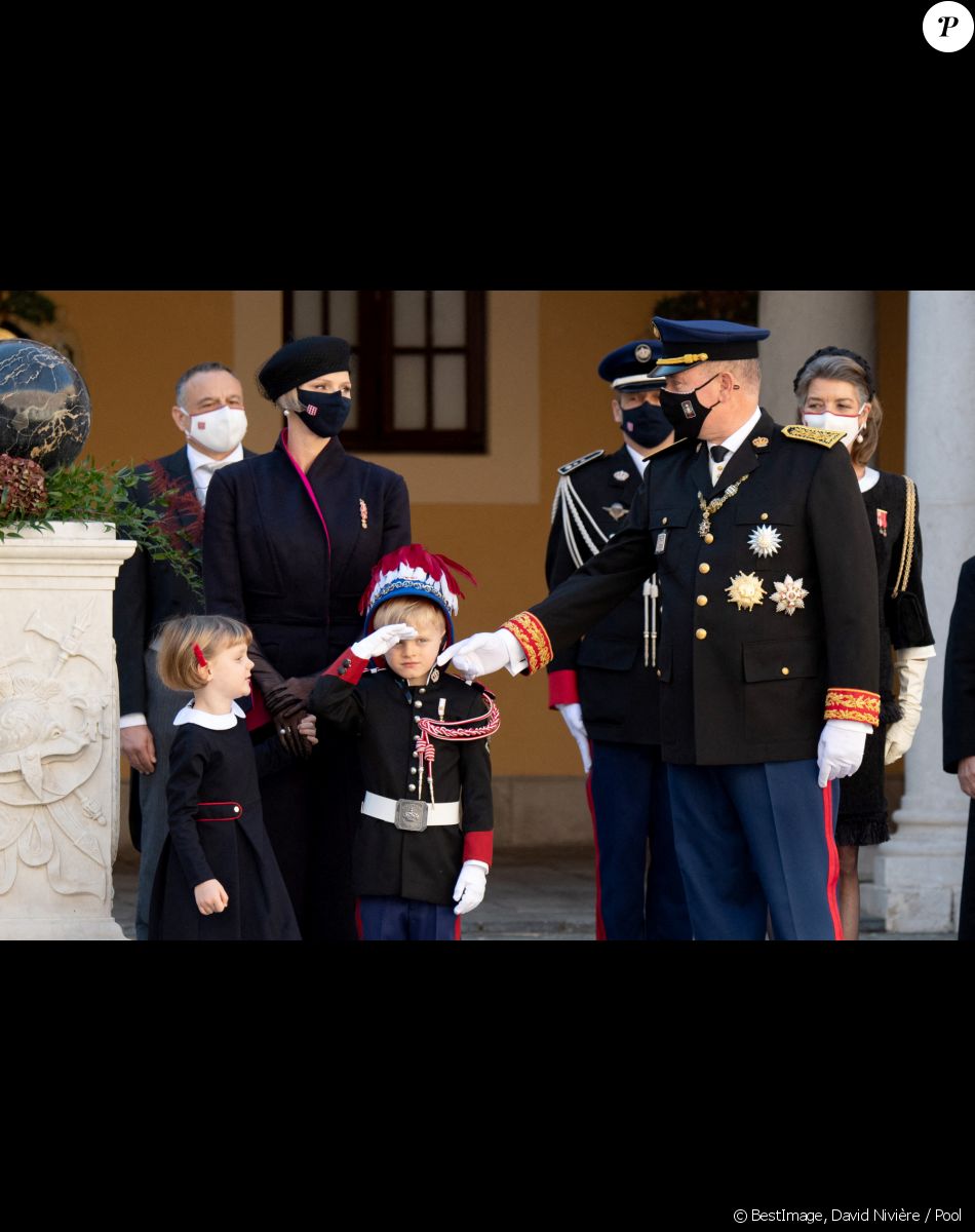 La princesse Charlène de Monaco, la princesse Gabriella de Monaco, comtesse de Carladès, le prince Jacques de Monaco, marquis des Baux, le prince Albert II de Monaco, la princesse Caroline de Hanovre - La famille princière assiste à une cérémonie de remise de médaille dans la cours du Palais de Monaco lors de la Fête Nationale 2020 de la principauté de Monaco le 19 novembre 2020. © David Nivière / Pool / Bestimage