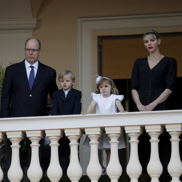 Le prince Albert II de Monaco, la princesse Charlène et leurs enfants le prince Jacques et la princesse Gabriella - La famille princière de Monaco assiste au feu de la Saint Jean dans la cours du palais princier à Monaco. © Dylan Meiffret / Nice Matin / Bestimage