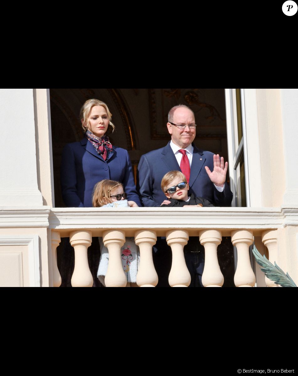 Le prince Albert II de Monaco, sa femme la princesse Charlène et leurs enfants le prince héréditaire Jacques et la princesse Gabriella ont assité depuis un balcon du Palais à la traditionnelle procession durant la célébration de la Sainte Dévote, Sainte patronne de Monaco, à Monaco le 27 janvier 2020. © Bruno Bebert / Bestimage