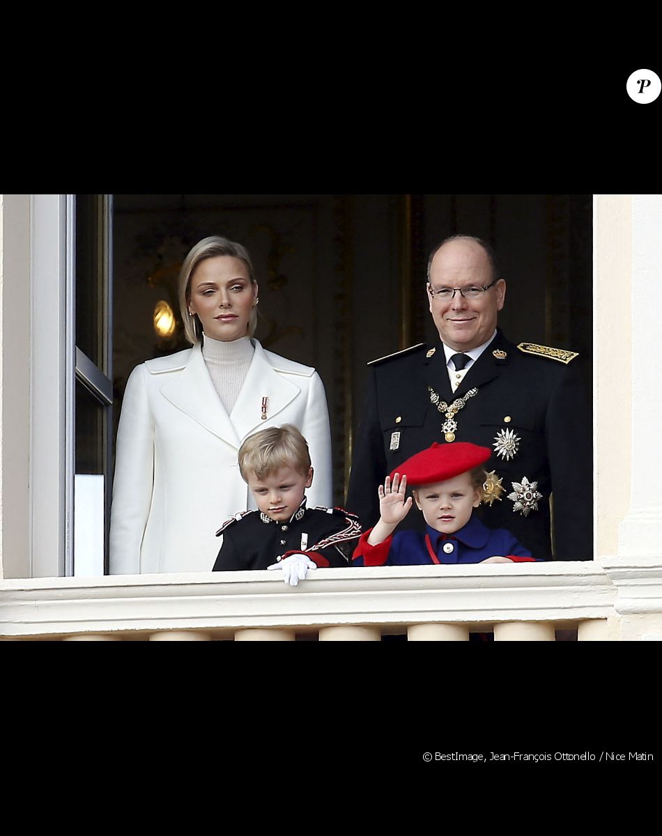 La princesse Charlène, le prince Albert II de Monaco, leurs enfants le prince Jacques et la princesse Gabriella - La famille princière de Monaco au balcon du palais lors de la Fête nationale monégasque à Monaco. Le 19 novembre 2019 © Jean-François Ottonello / Nice Matin / Bestimage