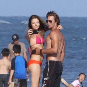 L'acteur Chad Michael Murray torse nu montrant ses muscles et ses abdos avec sa femme Sarah Roemer et leurs enfants à Malibu. Le 9 juillet 2020.