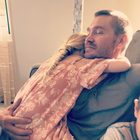 Chad Michael Murray dans les bras de sa fille de 4 ans.