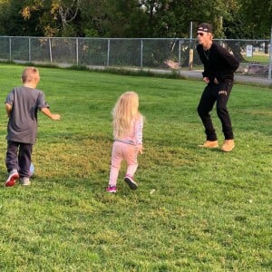 Chad Michael Murray s'amuse avec ses enfants.