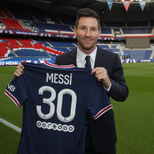 Lionel Messi rejoint le PSG et donne une conférence de presse au Parc des Princes à Paris. © PSG via Bestimage