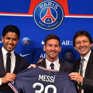 Nasser Al-Khelaïfi, PDG du PSG, Lionel Messi et Leonardo, directeur sportif du club - Lionel Messi rejoint le PSG sous le maillot numéro 30 et donne une conférence de presse au Parc des Princes à Paris, le 11 août 2021. © Aurélien Meunier / PSG via Bestimage