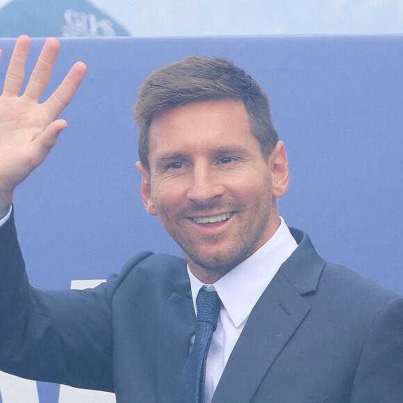 Lionel Messi salue ses supporters à la sortie du Parc des Princes, où il a donné une conférence de presse à l'occasion de sa signature comme nouveau joueur de football dans le club parisien. Le 11 août 2021.