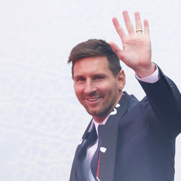 Lionel Messi salue ses supporters à la sortie du Parc des Princes, où il a donné une conférence de presse à l'occasion de sa signature comme nouveau joueur de football dans le club parisien. Le 11 août 2021.