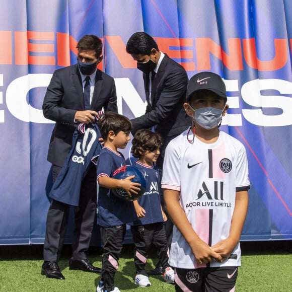 Lionel Messi et ses enfants, Thiago, 8 ans, Mateo, 5 ans, et Ciro, 3 ans, - Conférence de presse de Lionel Messi à l'auditorium du Parc des Princes à Paris le 11 août 2021. © Pierre Perusseau / Bestimage