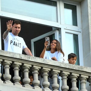 Lionel Messi, sa femme Antonella Roccuzzo et leurs enfants Thiago et Mateo saluent les nombreux fans du PSG sur la terrasse de leur balcon à l'hôtel Royal Monceau à Parisle 10 août 2021. Lionel Messi est officiellement un joueur du PSG. © Pierre Perusseau/Bestimage