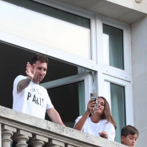 Lionel Messi, sa femme Antonella Roccuzzo et leurs enfants Thiago et Mateo saluent les nombreux fans du PSG sur la terrasse de leur balcon à l'hôtel Royal Monceau à Parisle 10 août 2021. Lionel Messi est officiellement un joueur du PSG. © Tiziano da Silva / Bestimage