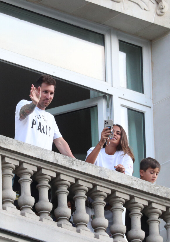 Lionel Messi, sa femme Antonella Roccuzzo et leurs enfants Thiago et Mateo saluent les nombreux fans du PSG sur la terrasse de leur balcon à l'hôtel Royal Monceau à Parisle 10 août 2021. Lionel Messi est officiellement un joueur du PSG. © Tiziano da Silva / Bestimage