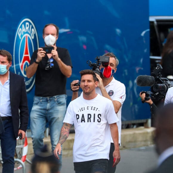 Le joueur argentin Lionel Messi (avec le t-shirt Ici c'est Paris) arrive au Parc des Princes à Paris, France, le 10 août 2021. Le sextuple Ballon d'Or, en partance du FC Barcelone, a trouvé un accord avec le Paris Saint-Germain. Il a passé la visite médicale et arrive pour signer son contrat de deux ans (plus un an en option). © Tiziano Da Silva/Bestimage