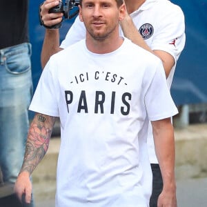 Le joueur argentin Lionel Messi (avec le t-shirt Ici c'est Paris) arrive au Parc des Princes à Paris, France, le 10 août 2021. Le sextuple Ballon d'Or, en partance du FC Barcelone, a trouvé un accord avec le Paris Saint-Germain. Il a passé la visite médicale et arrive pour signer son contrat de deux ans (plus un an en option). © Tiziano Da Silva/Bestimage