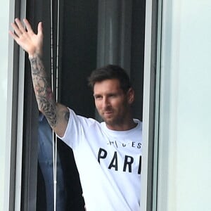 Le football argentin Lionel Messi (avec le t-shirt Ici c'est Paris) est accueilli par des supporters du Paris Saint-Germain (PSG) à l'aéroport de Paris-Le Bourget, France, le 10 août 2021. Le sextuple Ballon d'Or, en partance du FC Barcelone, a trouvé un accord avec le Paris Saint-Germain. Il devra passer la visite médicale en fin de journée puis signer son contrat de deux ans (plus un an en option). © Pierre Perusseau/Bestimage