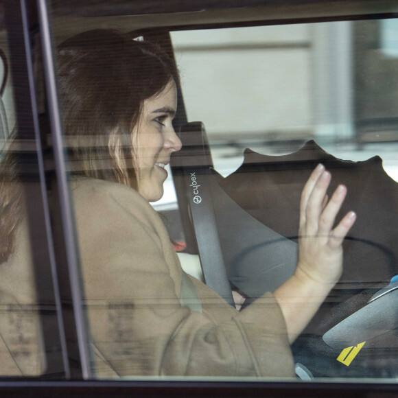 La princesse Eugénie d'York et son mari Jack Brooksbank avec leur fils quittent l'hôpital de Portland, Royaume Uni, le 12 février 2021.