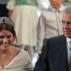 Info - La princesse Eugénie d'York est maman pour la première fois - La princesse Eugenie d'York (robe Peter Pilotto) et le prince Andrew, duc d'York - Les invités arrivent à la chapelle St. George pour le mariage de la princesse Eugenie d'York et Jack Brooksbank au château de Windsor, Royaume Uni, le 12 octobre 2018.