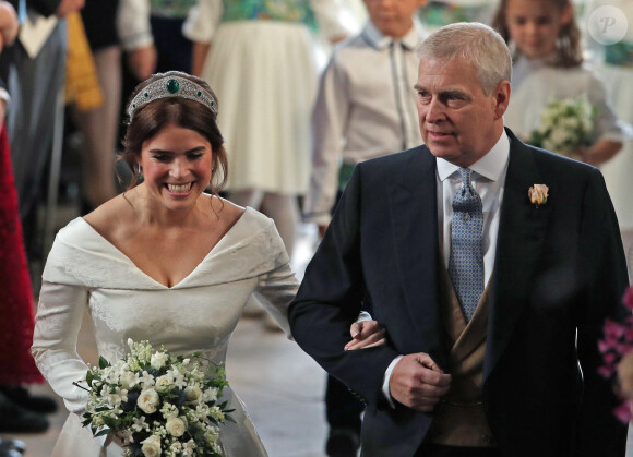 Info - La princesse Eugénie d'York est maman pour la première fois - La princesse Eugenie d'York (robe Peter Pilotto) et le prince Andrew, duc d'York - Les invités arrivent à la chapelle St. George pour le mariage de la princesse Eugenie d'York et Jack Brooksbank au château de Windsor, Royaume Uni, le 12 octobre 2018.