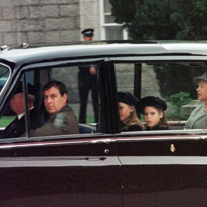 Le prince Andrew, le prince Philip, la reine Elizabeth et les princesses Eugenie et Beatrice à Balmoral en 1998.