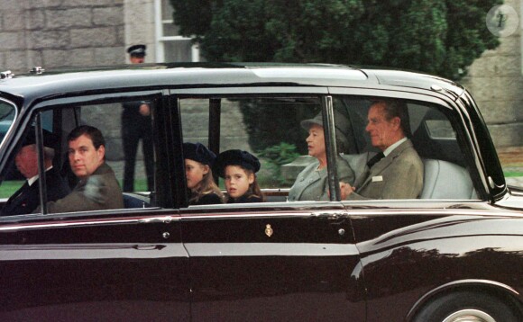 Le prince Andrew, le prince Philip, la reine Elizabeth et les princesses Eugenie et Beatrice à Balmoral en 1998.