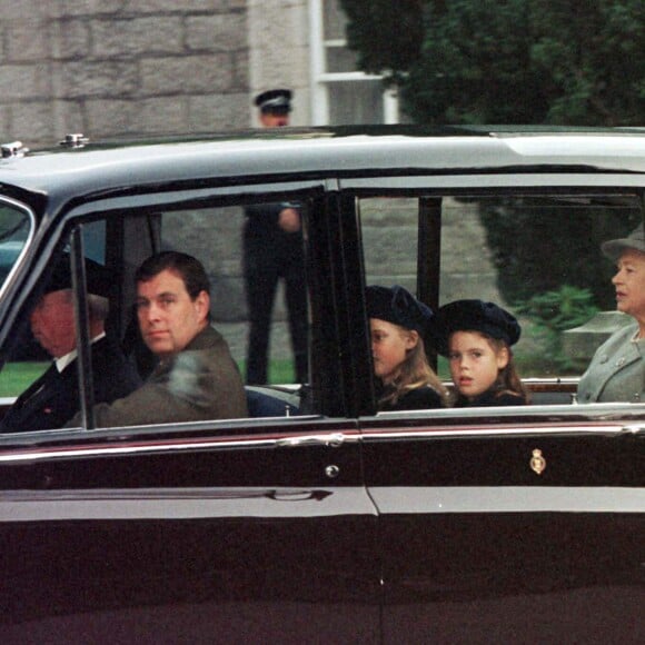 Le prince Andrew, le prince Philip, la reine Elizabeth et les princesses Eugenie et Beatrice à Balmoral en 1998.