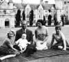 Le prince Philip, duc d'Edimbourg et la reine Elisabeth II d'Angleterre et leurs enfants, le prince Charles, la princesse Anne et le prince Andrew dans le parc du château de Balmoral. Le 8 septembre 1960