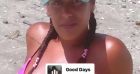 Amel Bent à la plage, dans un maillot de bain fluo.