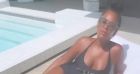 Amel Bent au bord de la piscine, dans son maillot Gucci.