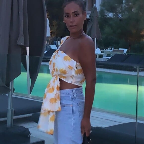 Amel Bent au bord de la piscine. Août 2020