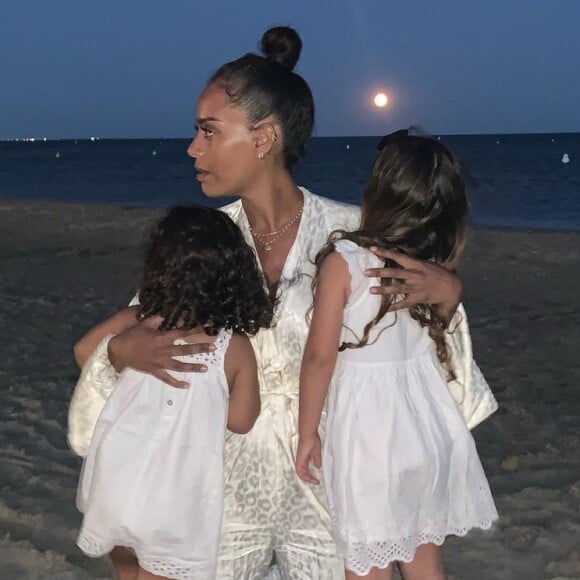 Amel Bent en vacances avec ses filles, Hana et Sofia (5 et 3 ans).