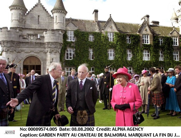 Elizabeth II au château de Balmoral lors d'une garden party en 2002. 