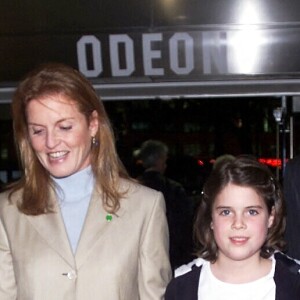 Le prince Andrew, Sarah Ferguson et leurs filles, les princesses Beatrice et Eugenie, à la première du film "Les 102 dalmatiens" à Londres en 2000.