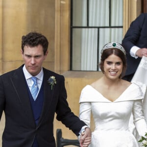 La princesse Eugénie et son mari Jack Brooksbank quittent le château de Windsor après leur mariage à bord d'une Aston Martin le 12 octobre 2018 sous le regard de ses parents le prince Andrew, duc d'York, Sarah Ferguson, duchesse d'York et de sa soeur la princesse Béatrice.  Princess Eugenie and Jack Brooksbank, leaving Windsor Castle after their wedding for an evening reception at Royal Lodge. 